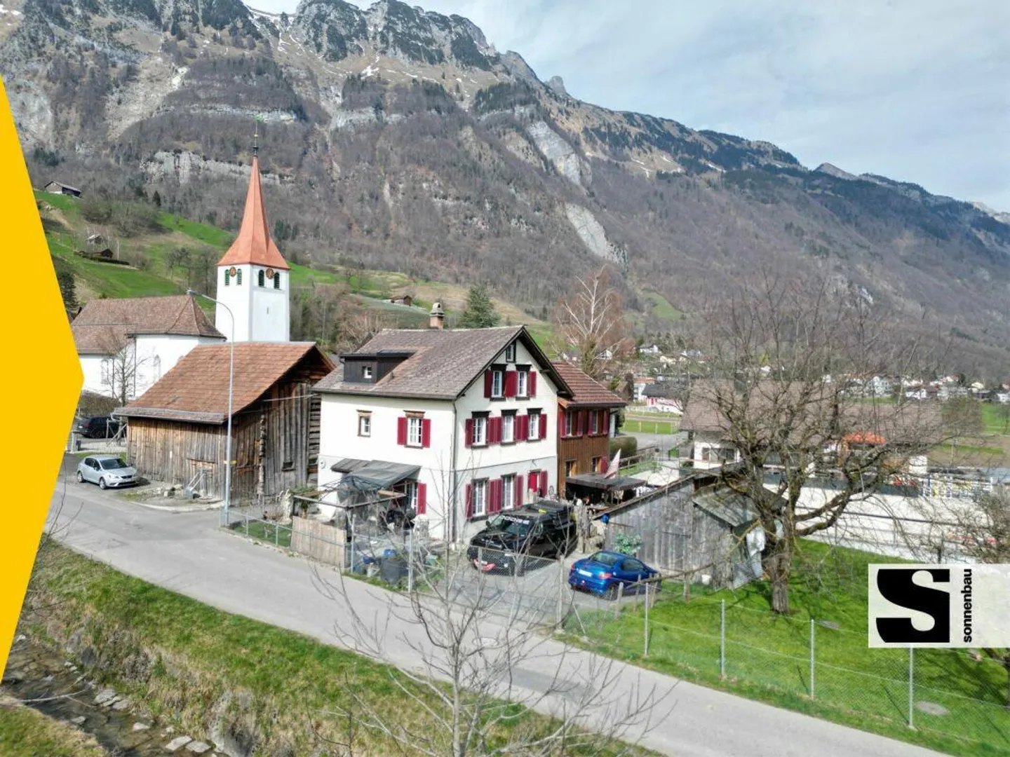 Zweifamilienhaus mit Baulandreserve - Foto 1 von 12