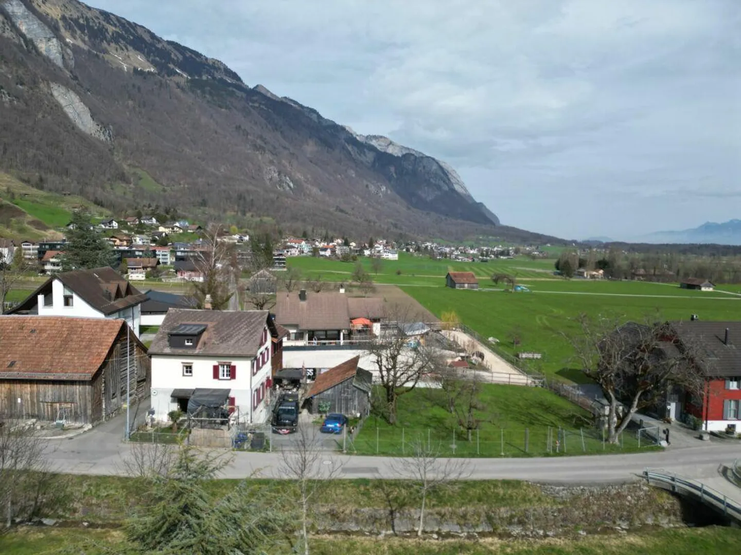 Zweifamilienhaus mit Baulandreserve - Foto 2 von 12