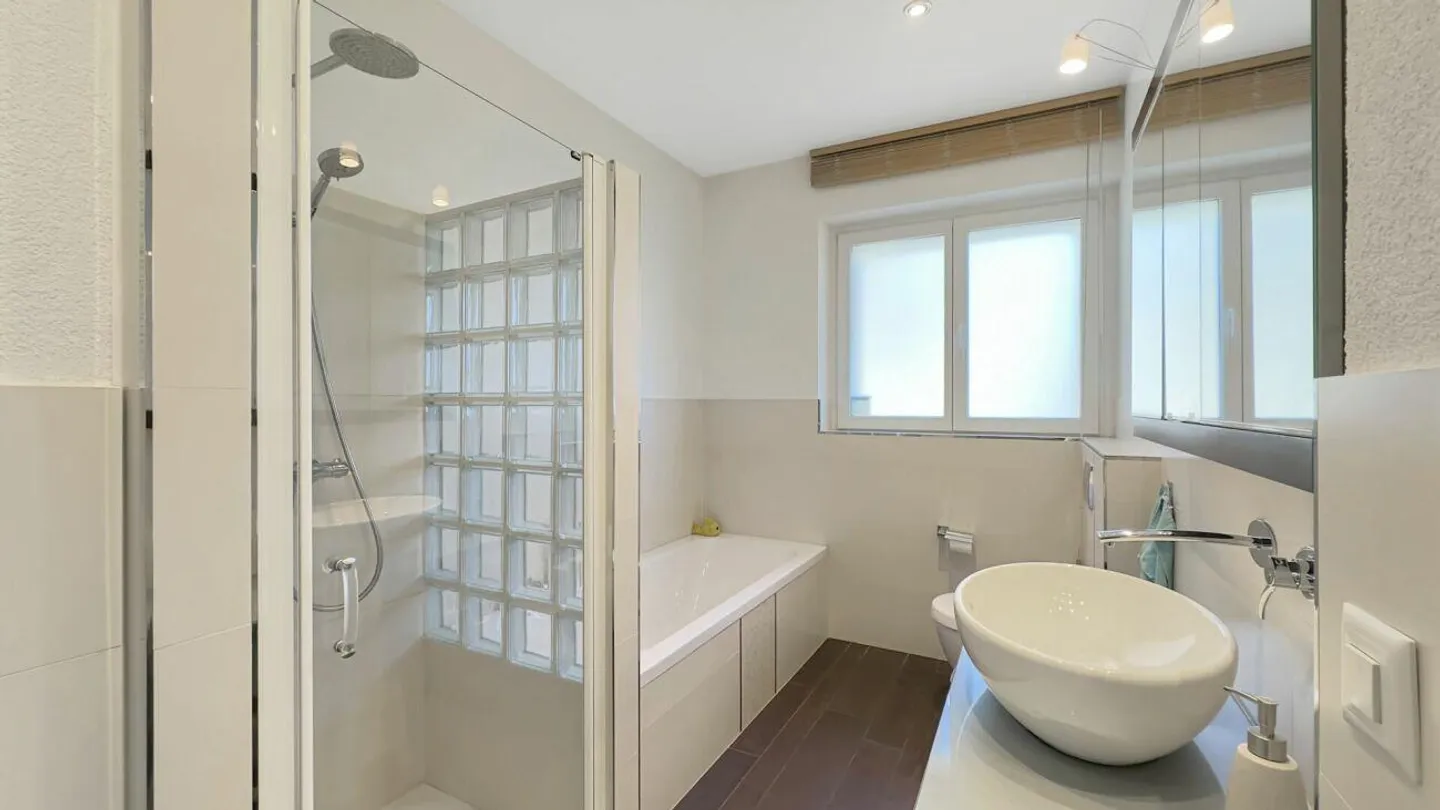 Minusio - Villa with 3 apartments and pool - Photo 9 of 17