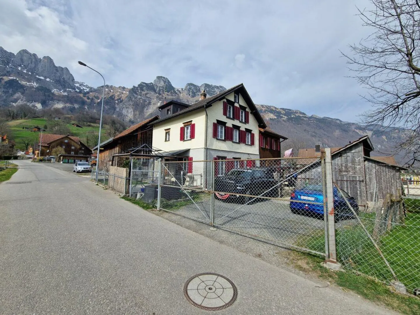 Zweifamilienhaus mit Baulandreserve - Foto 4 von 12