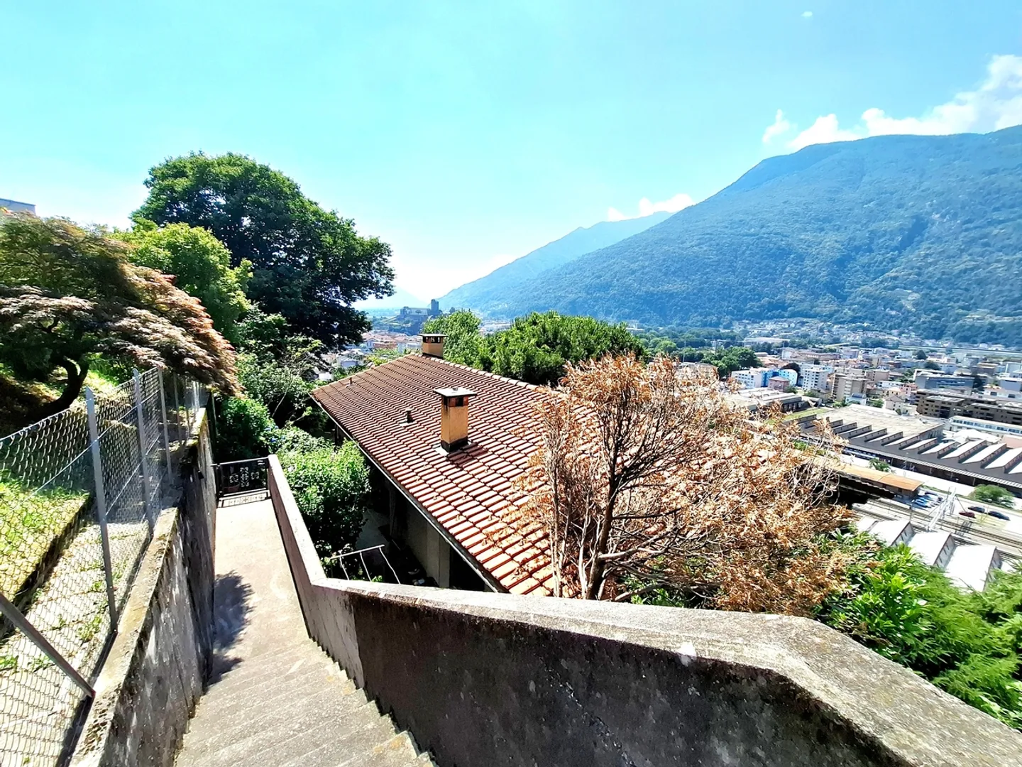 Stunning Single-Family Villa in Bellinzona, Canton Ticino - Photo 2 of 13