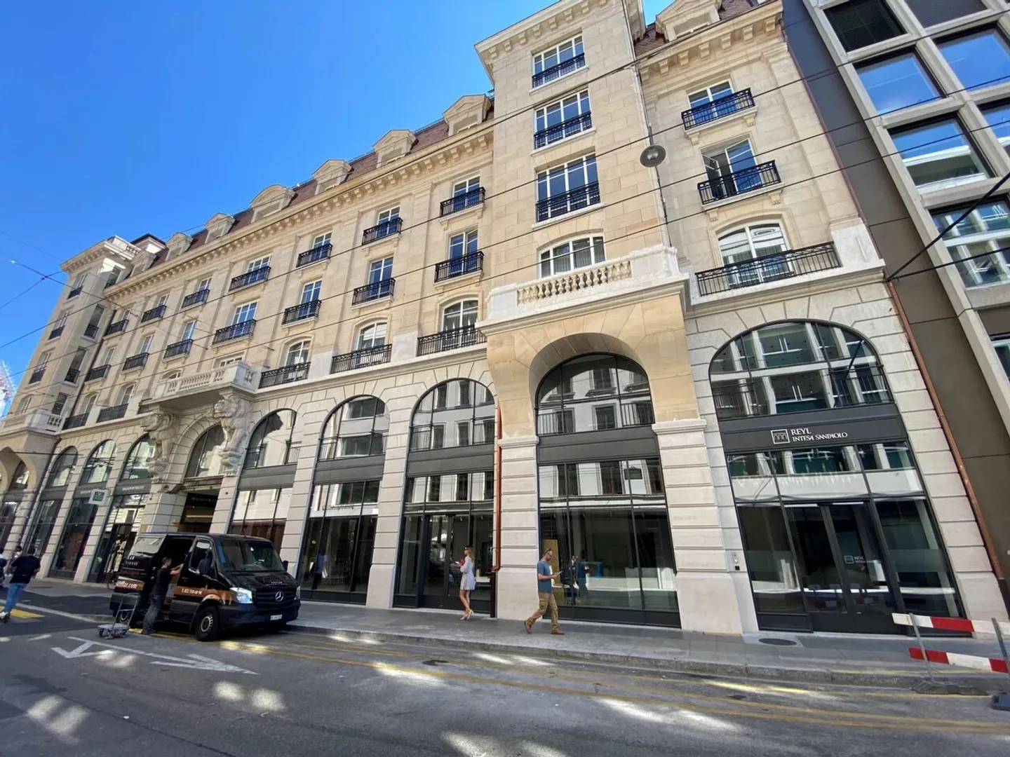 Très belle arcade de 794 m² à la Rue du Rhône sur 2 niveaux - Photo 2 sur 6