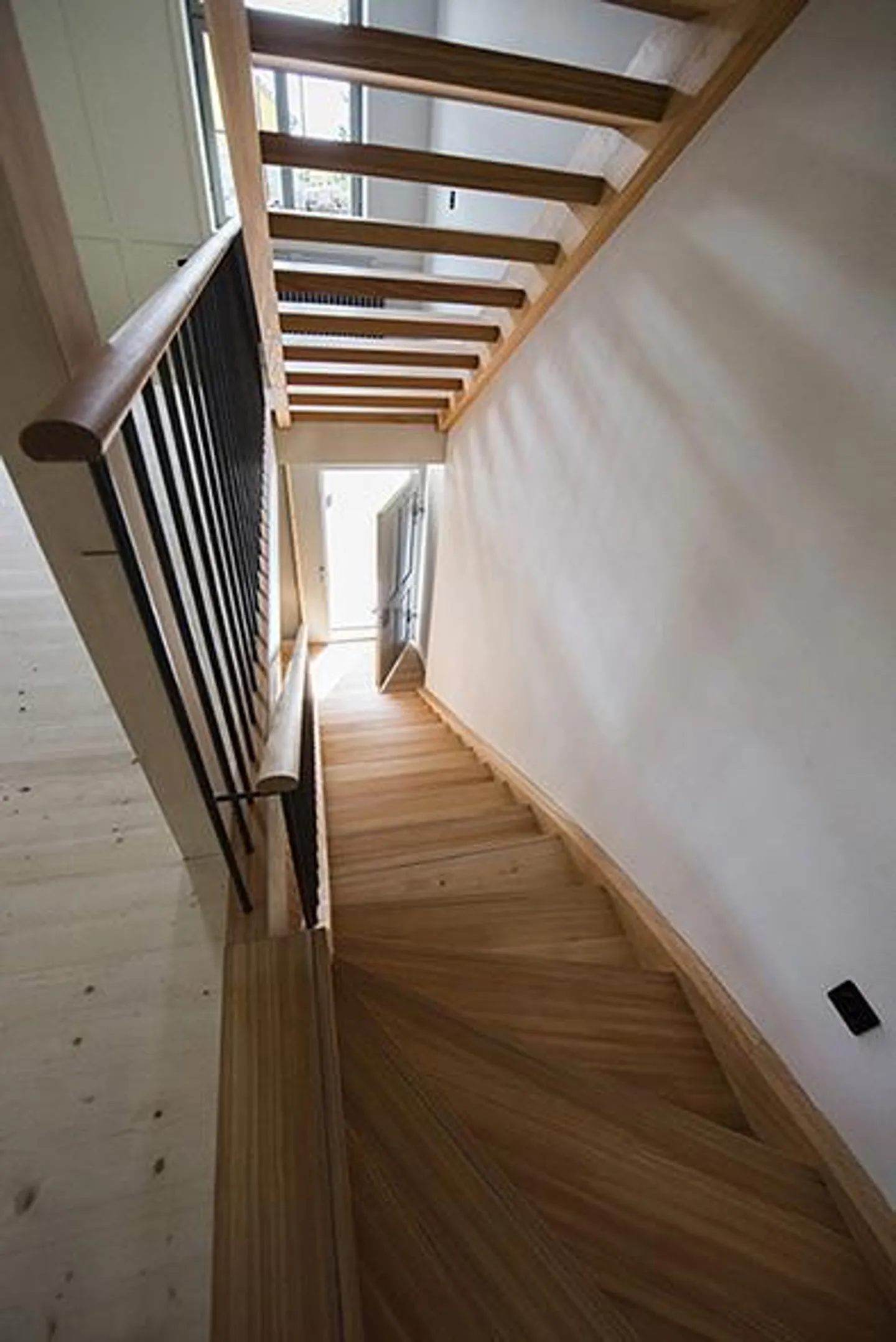 Restored 6.5-room terraced house with vaulted wine cellar and garden - Photo 8 of 14