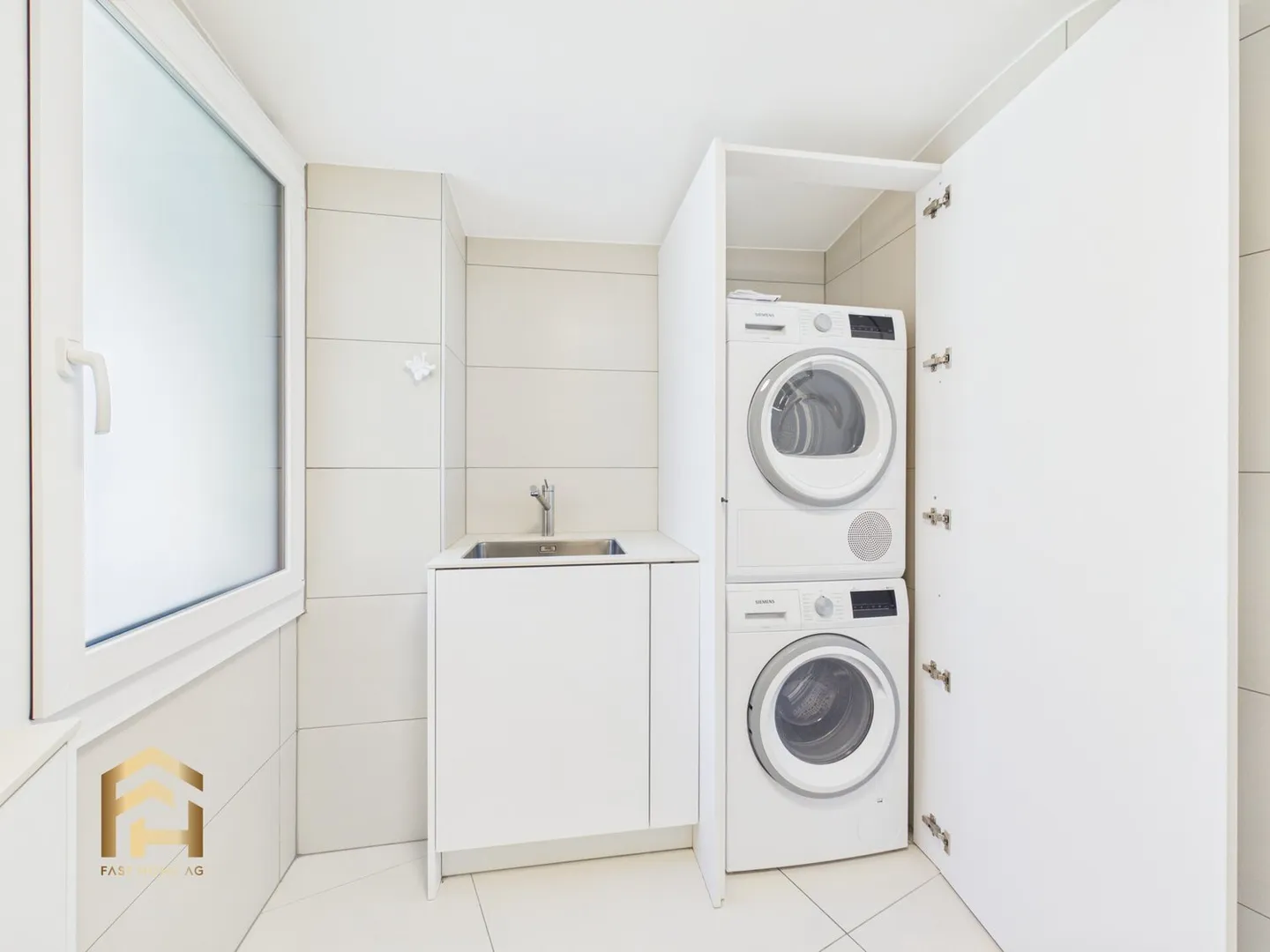 Above the rooftops of Naters - Modern penthouse apartment with exclusive kitchen - Photo 4 of 13