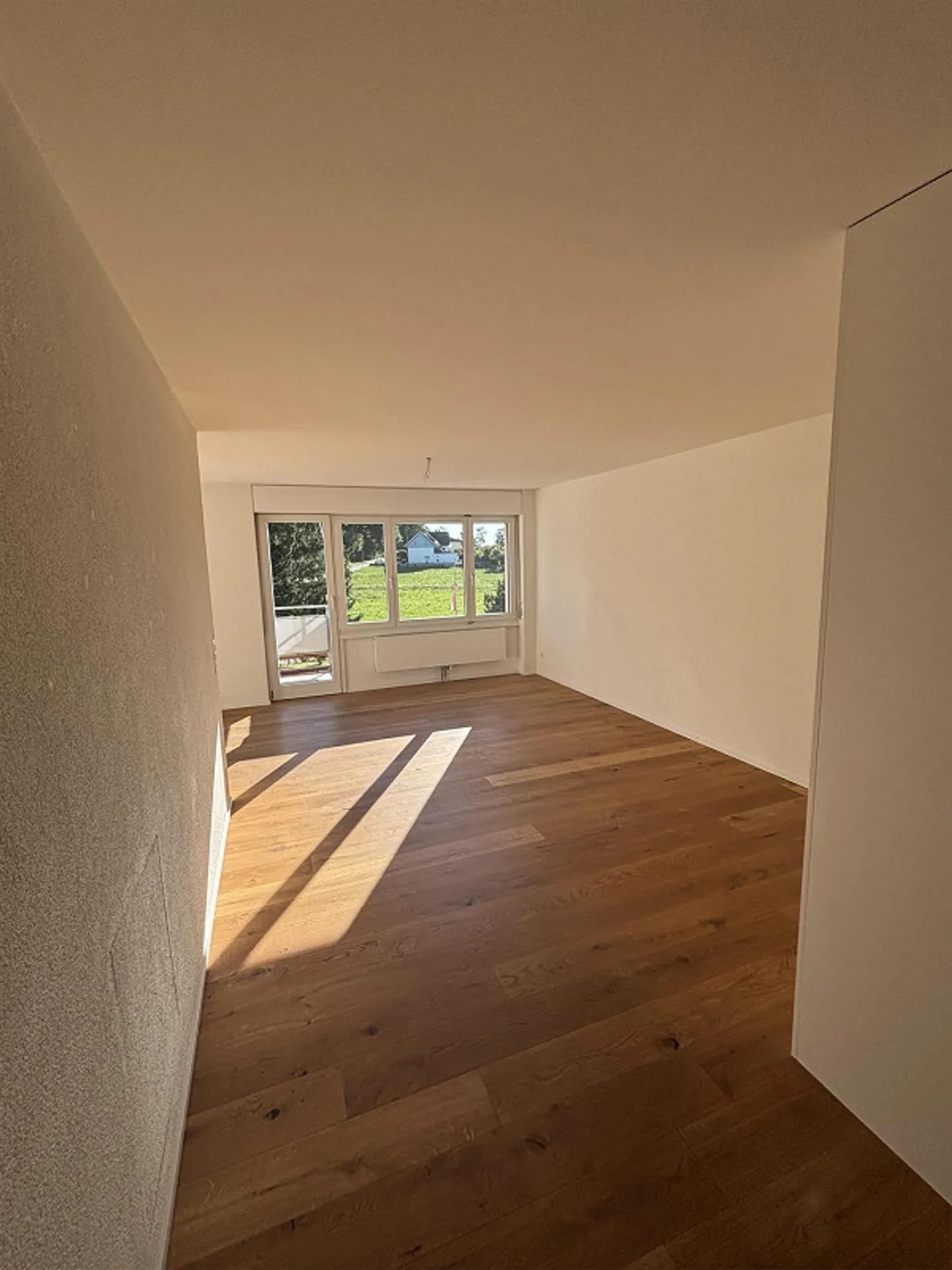 Appartement lumineux de 4.5 pièces avec une belle vue sur la verdure - Photo 3 sur 12