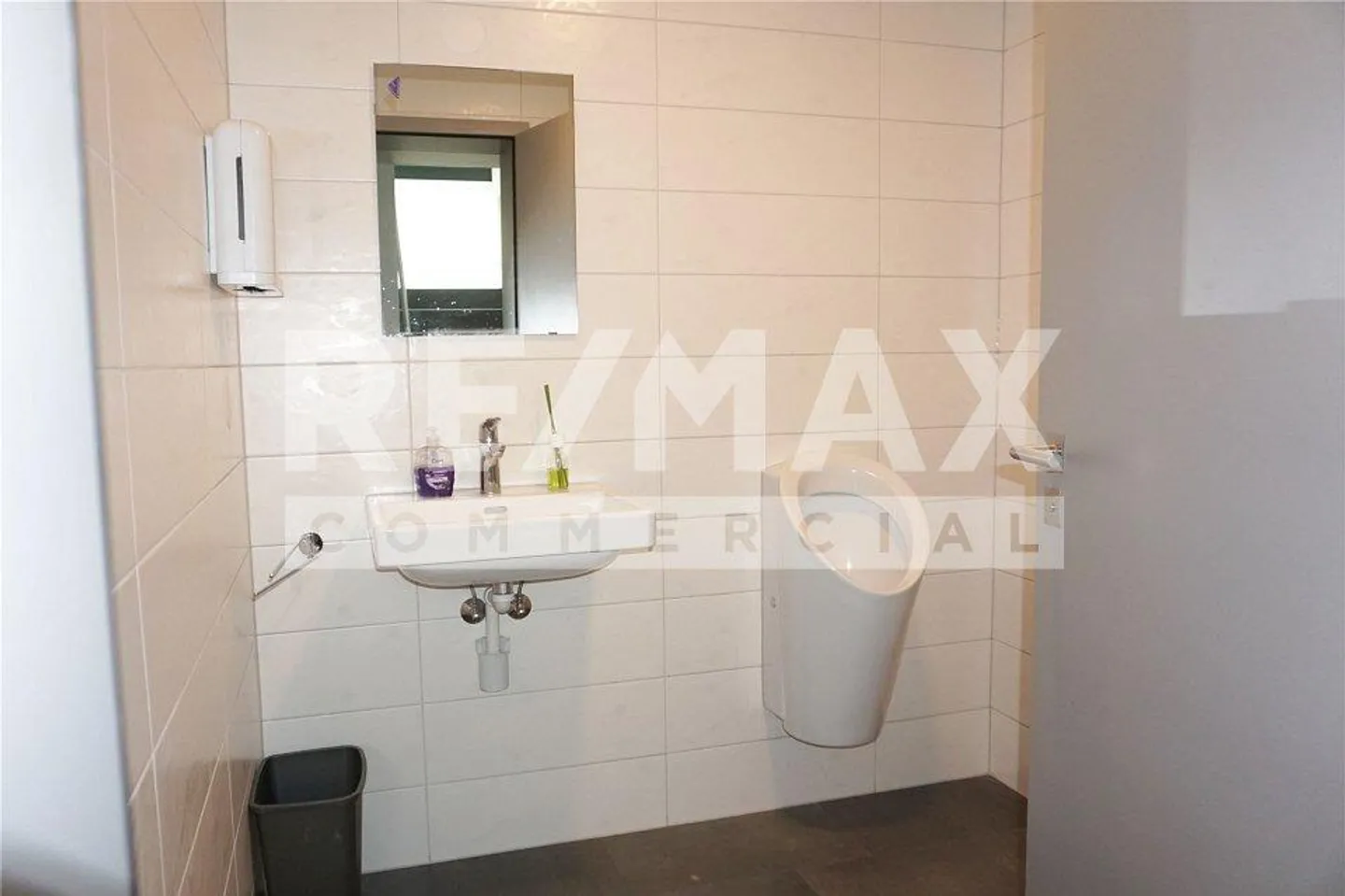 Fully equipped commercial space in Murten - commercial space/office - Photo 3 of 8