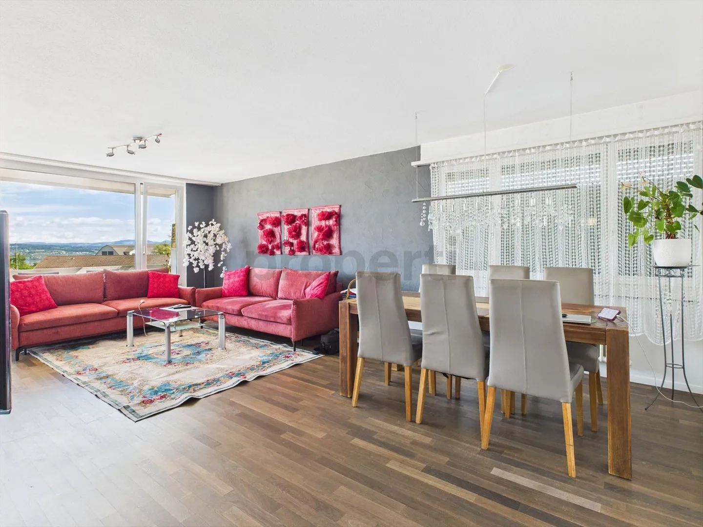 Exclusive 4.5 Room Apartment with Comfort and Quality of Life - Photo 2 of 12