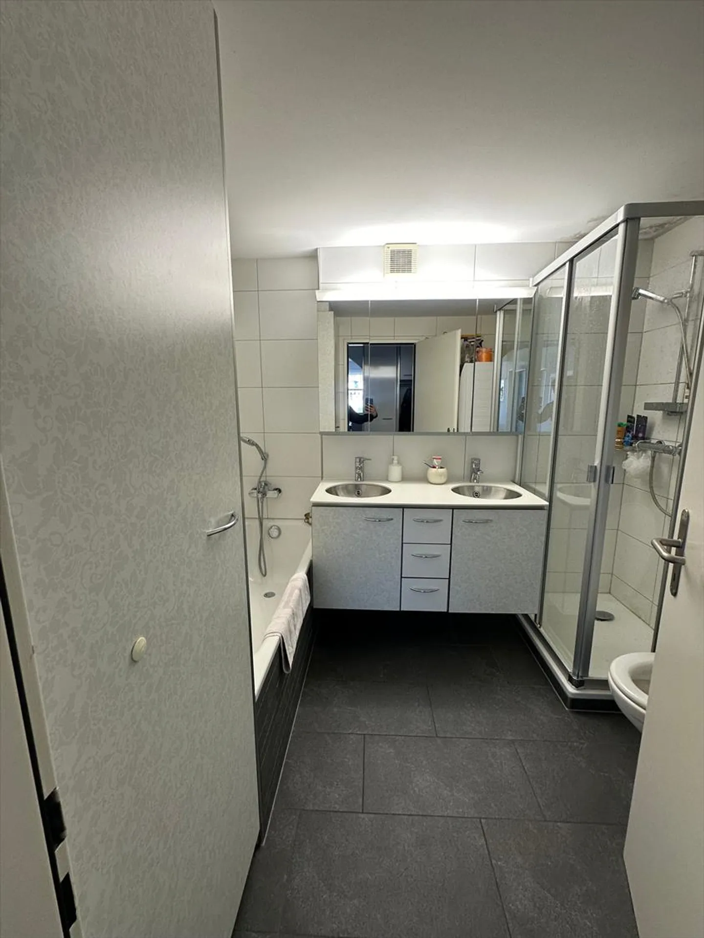 Exclusive 4.5 Room Apartment with Comfort and Quality of Life - Photo 8 of 12