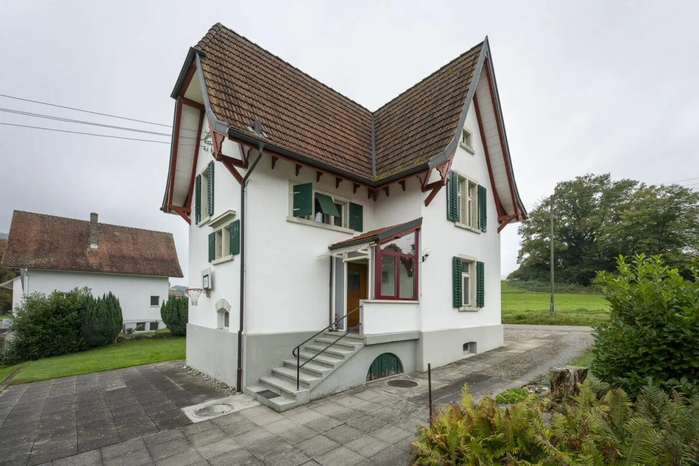 Casa unifamiliare con grande giardino e due carport - Foto 4 di 14