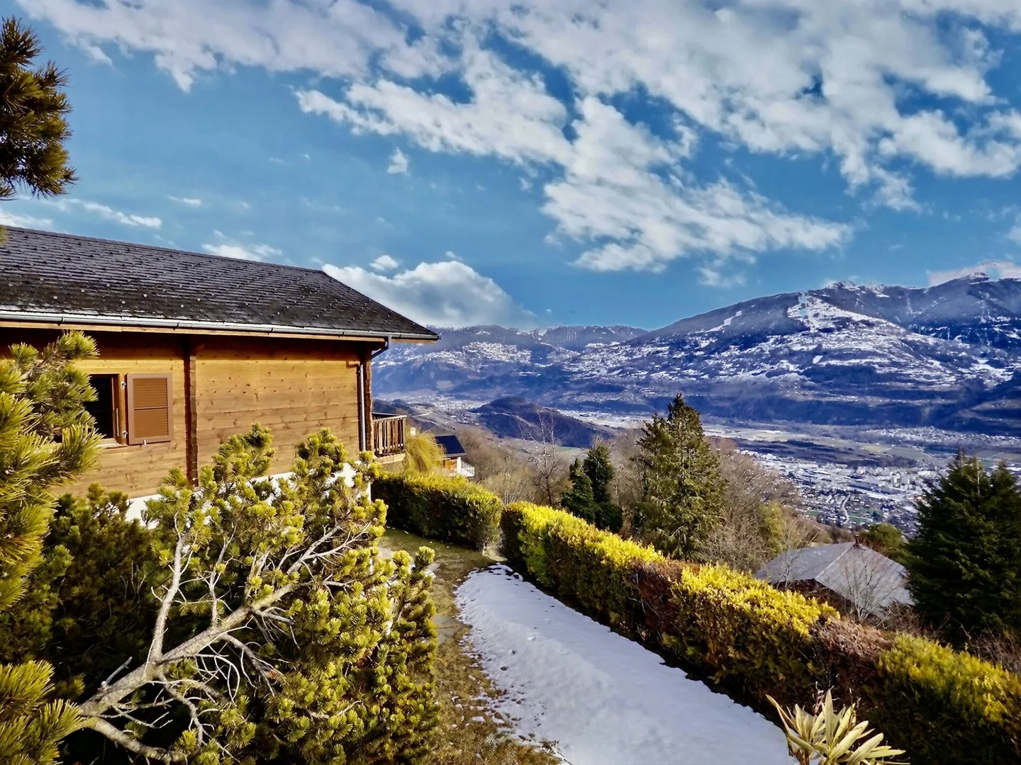 Chalet with Stunning 180° Views - Photo 2 of 10