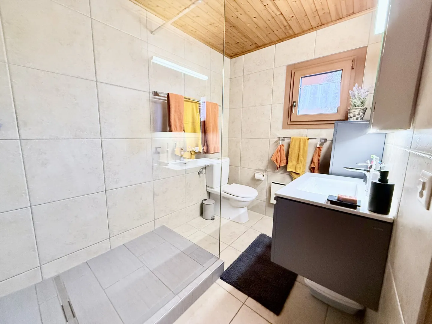 Chalet with Stunning 180° Views - Photo 9 of 10