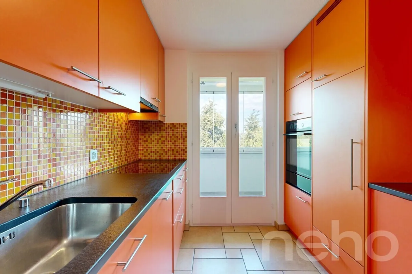 Appartement spacieux de 5,5 pièces avec 2 balcons et ascenseur - Photo 3 sur 12