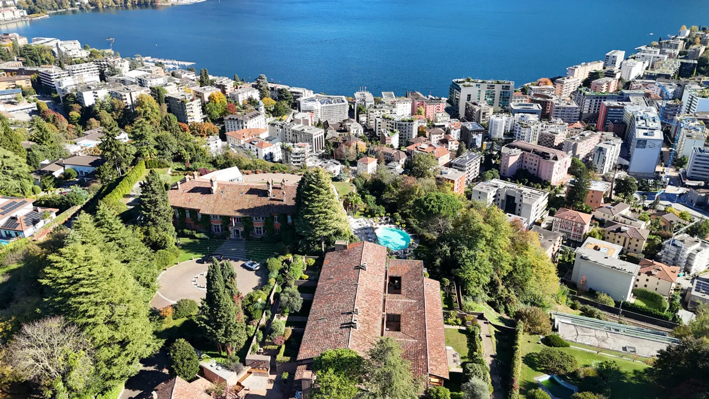 Elegant townhouse in prestigious residence in Lugano - Photo 2 of 32