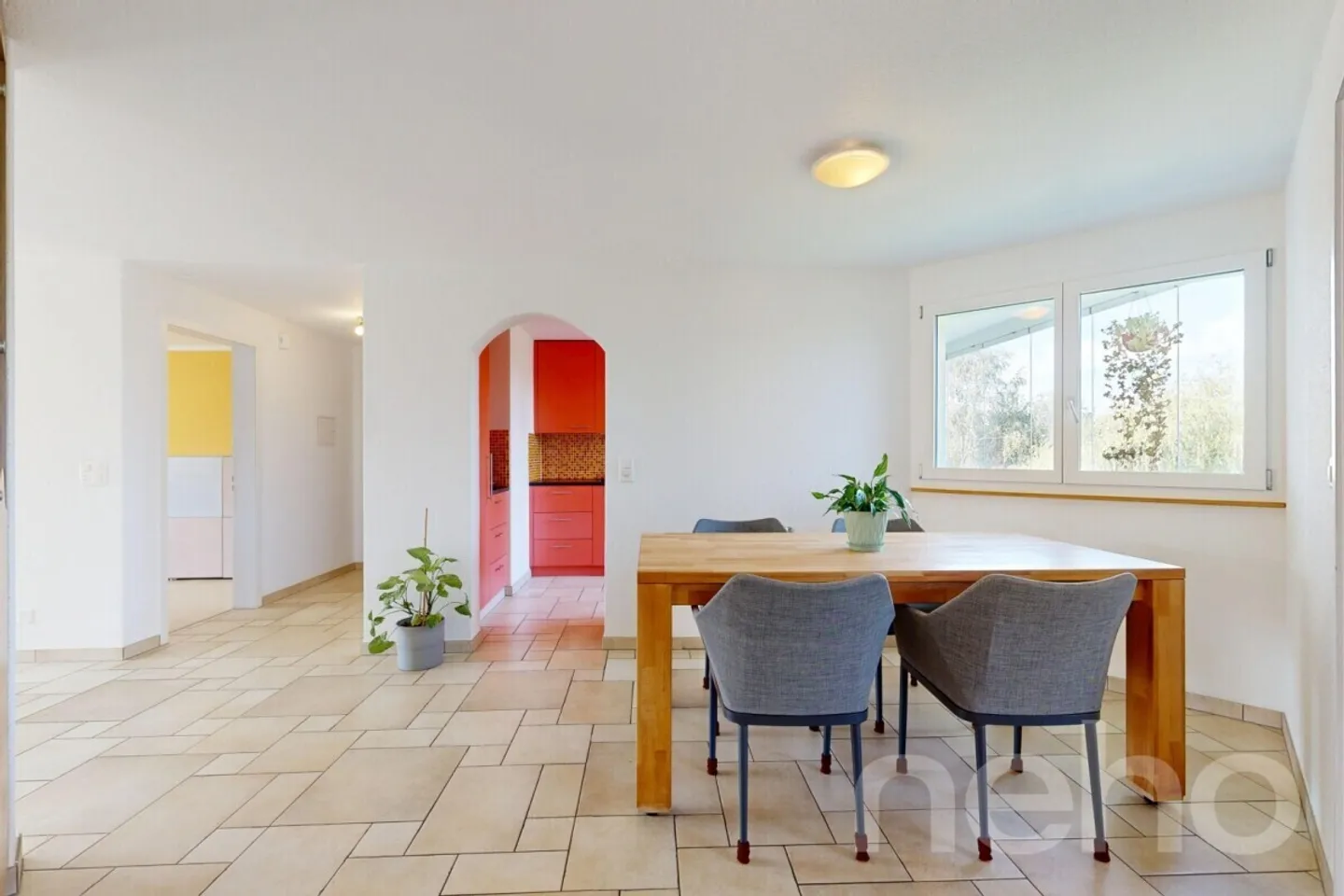 Appartement spacieux de 5,5 pièces avec 2 balcons et ascenseur - Photo 5 sur 12