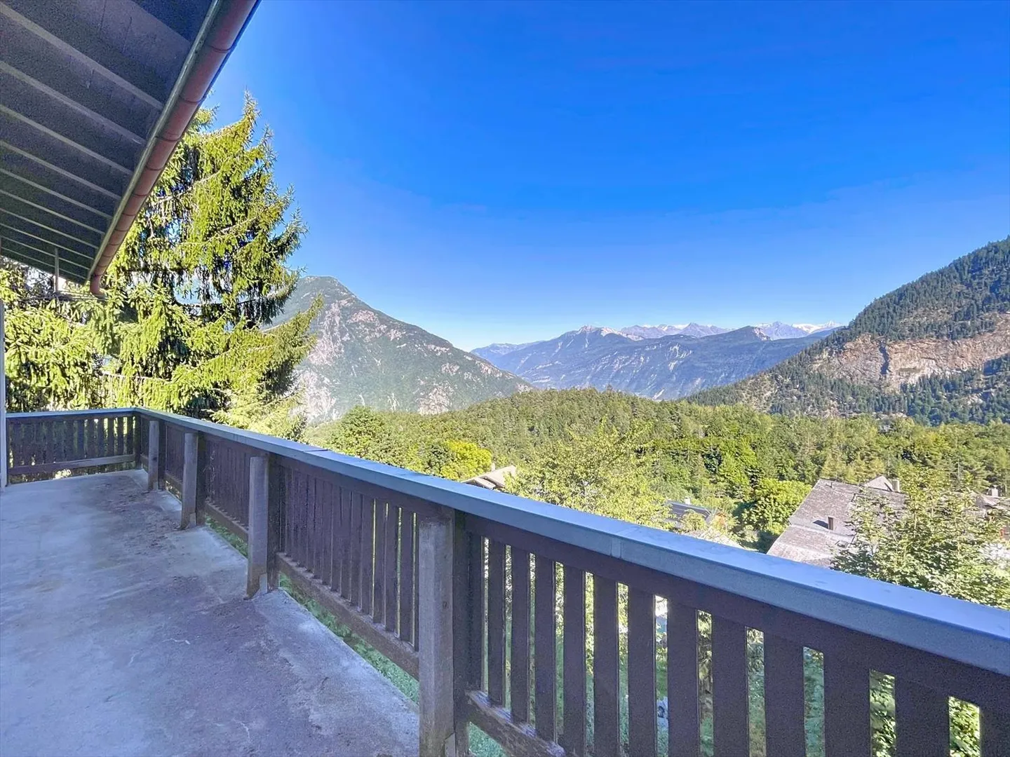 House in a Green Environment - Photo 6 of 13