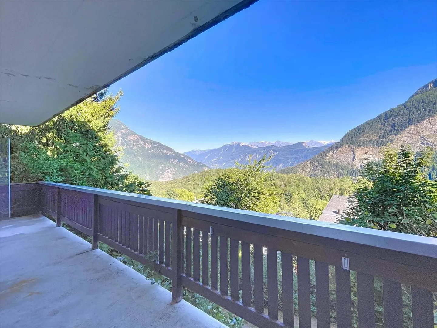 House in a Green Environment - Photo 11 of 13