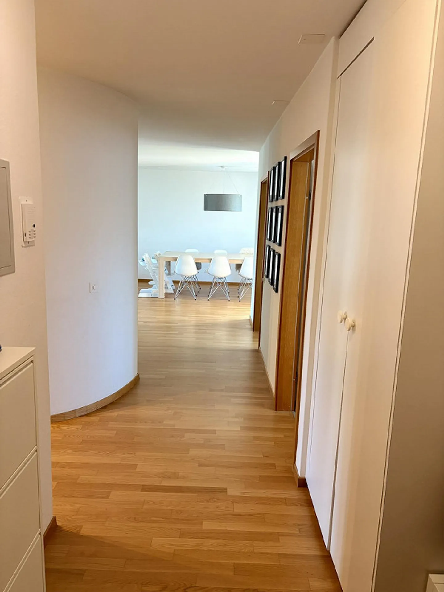Appartement en duplex 4.5 avec grande terrasse sur le toit et vue sur le lac - Photo 3 sur 9