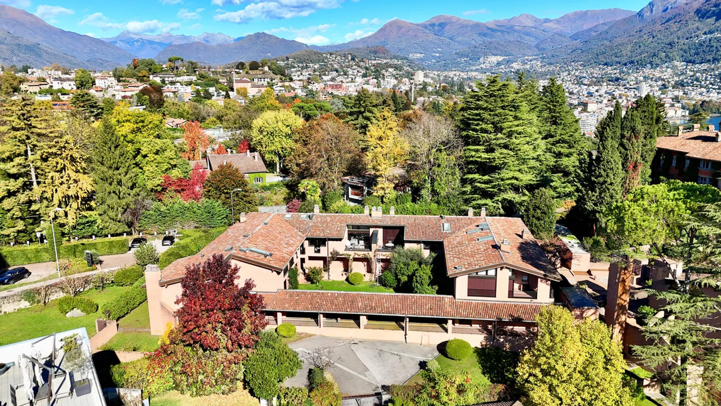 Elegant townhouse in prestigious residence in Lugano - Photo 3 of 32