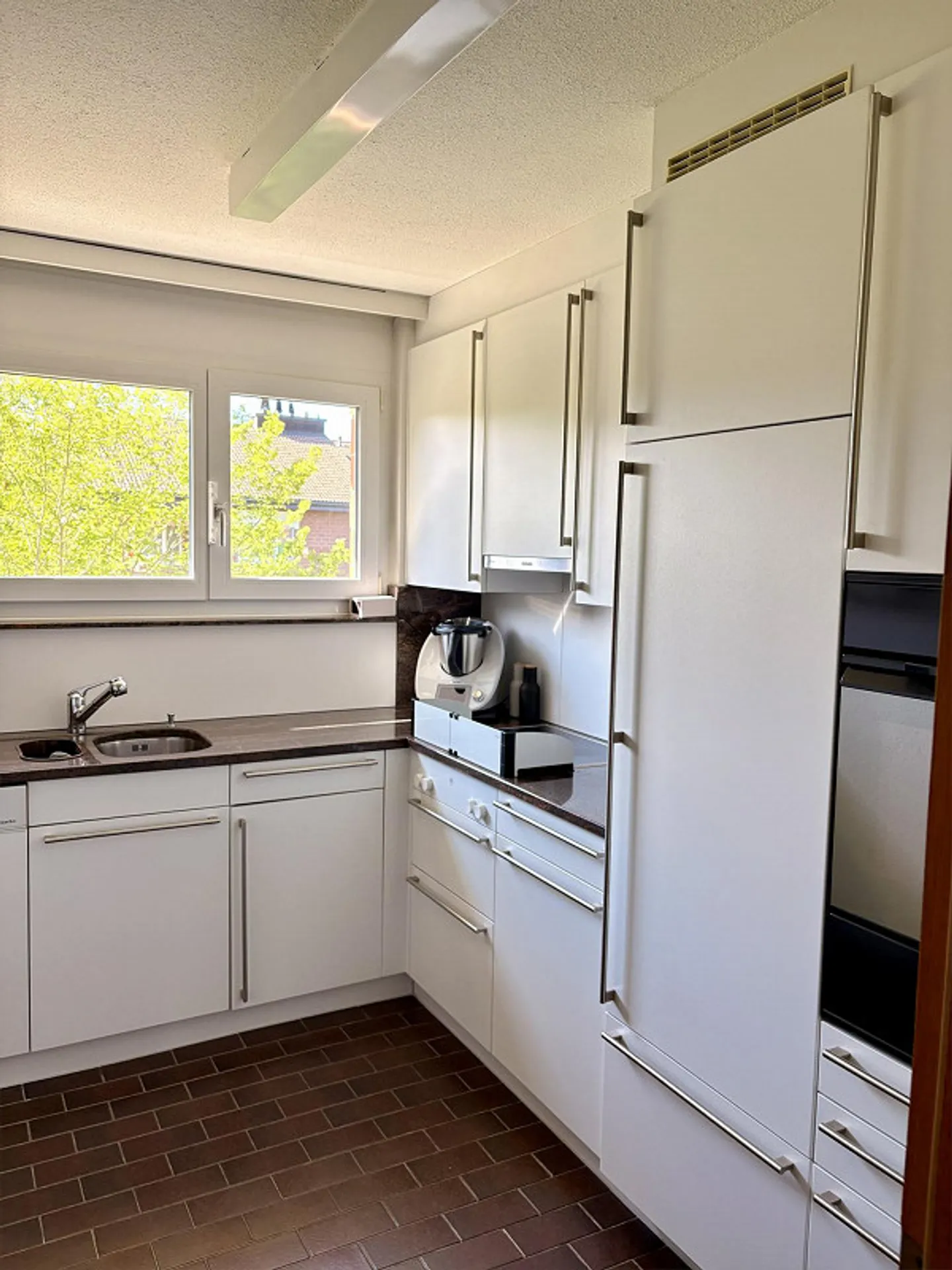 Appartement en duplex 4.5 avec grande terrasse sur le toit et vue sur le lac - Photo 4 sur 9