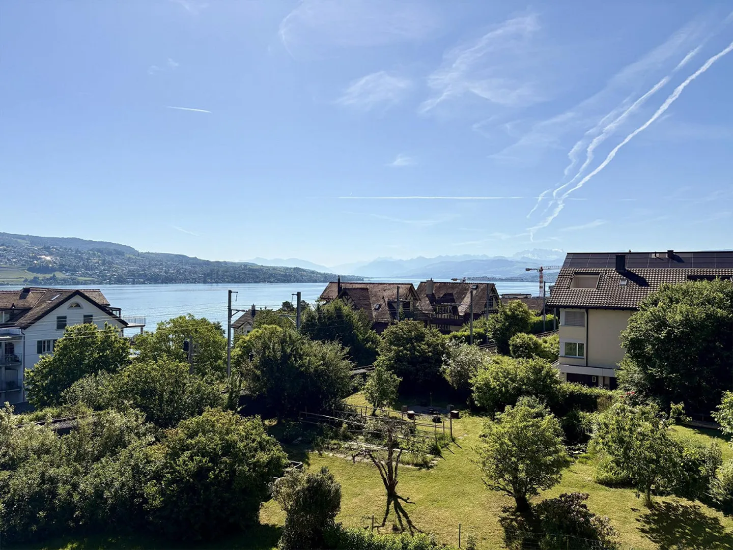 Appartement en duplex 4.5 avec grande terrasse sur le toit et vue sur le lac - Photo 8 sur 9