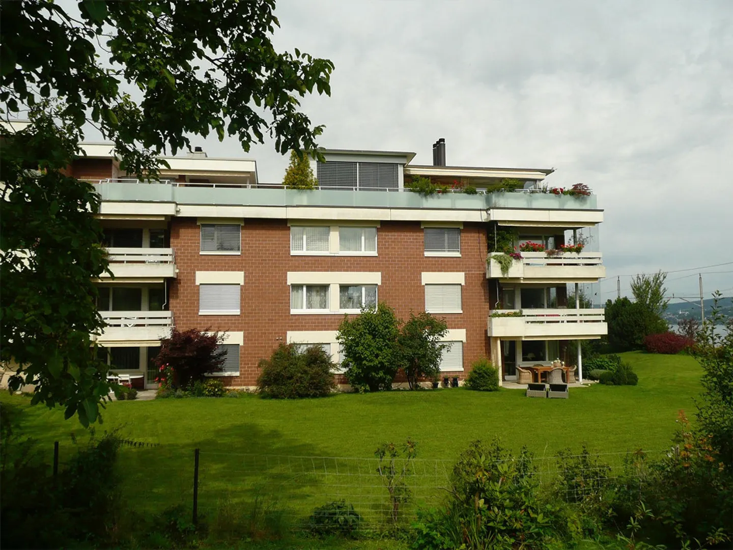 Appartement en duplex 4.5 avec grande terrasse sur le toit et vue sur le lac - Photo 9 sur 9