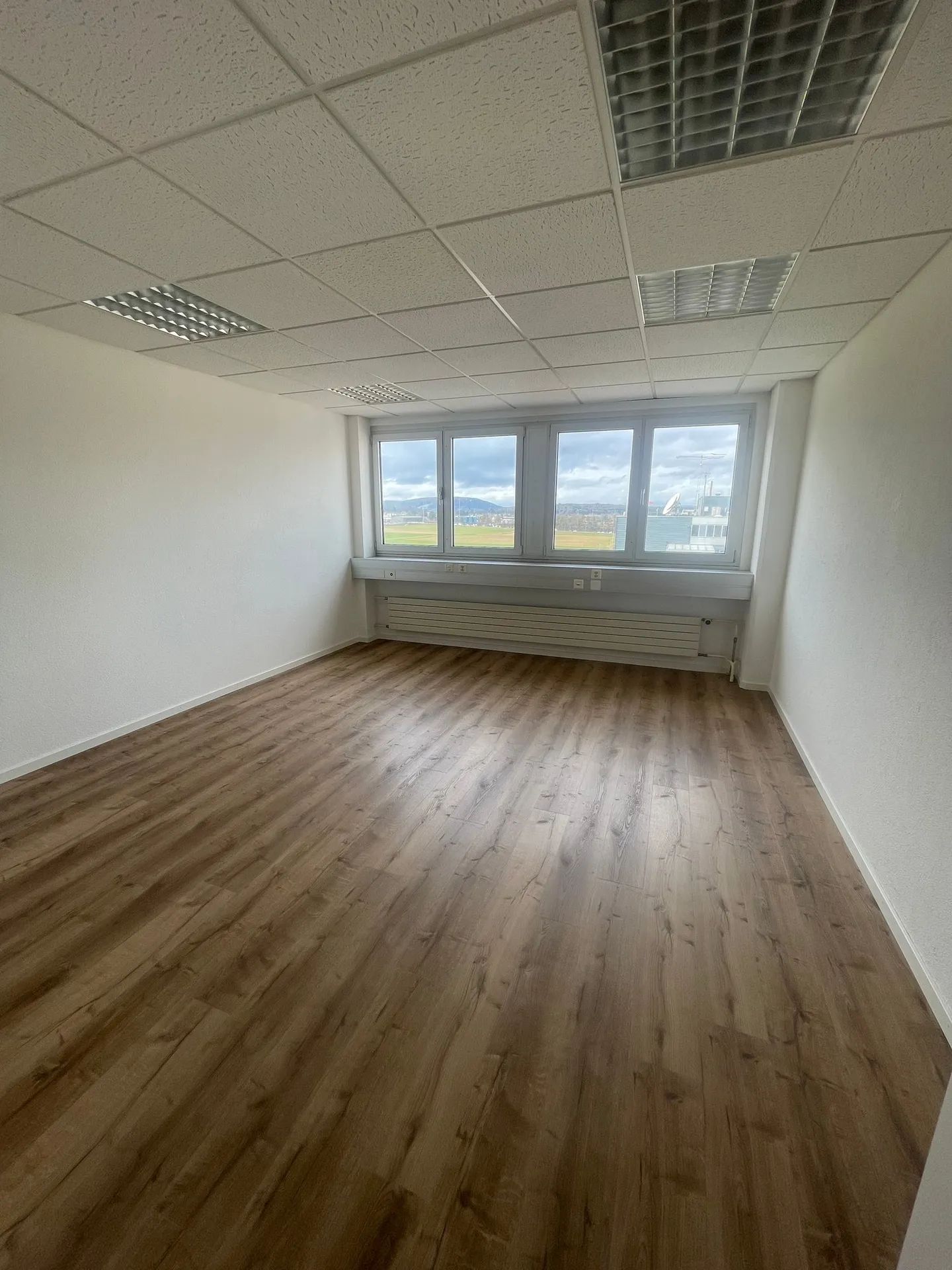 Bureau individuel moderne récemment rénové - Photo 2 sur 7