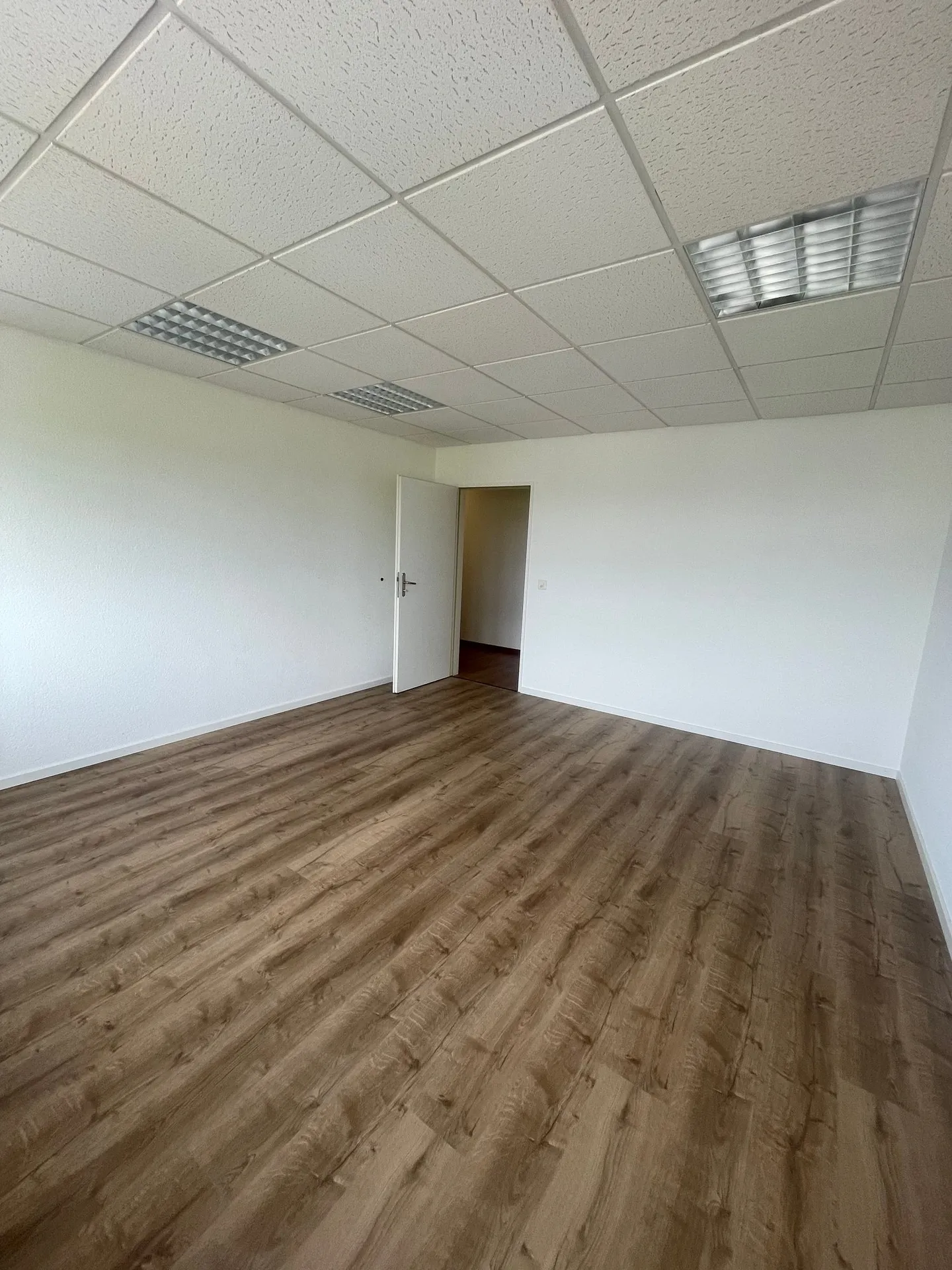 Bureau individuel moderne récemment rénové - Photo 3 sur 7