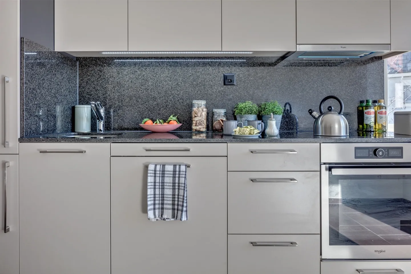 RENT WITHOUT DEPOSIT - Elegant Living in Basel - Photo 4 of 10