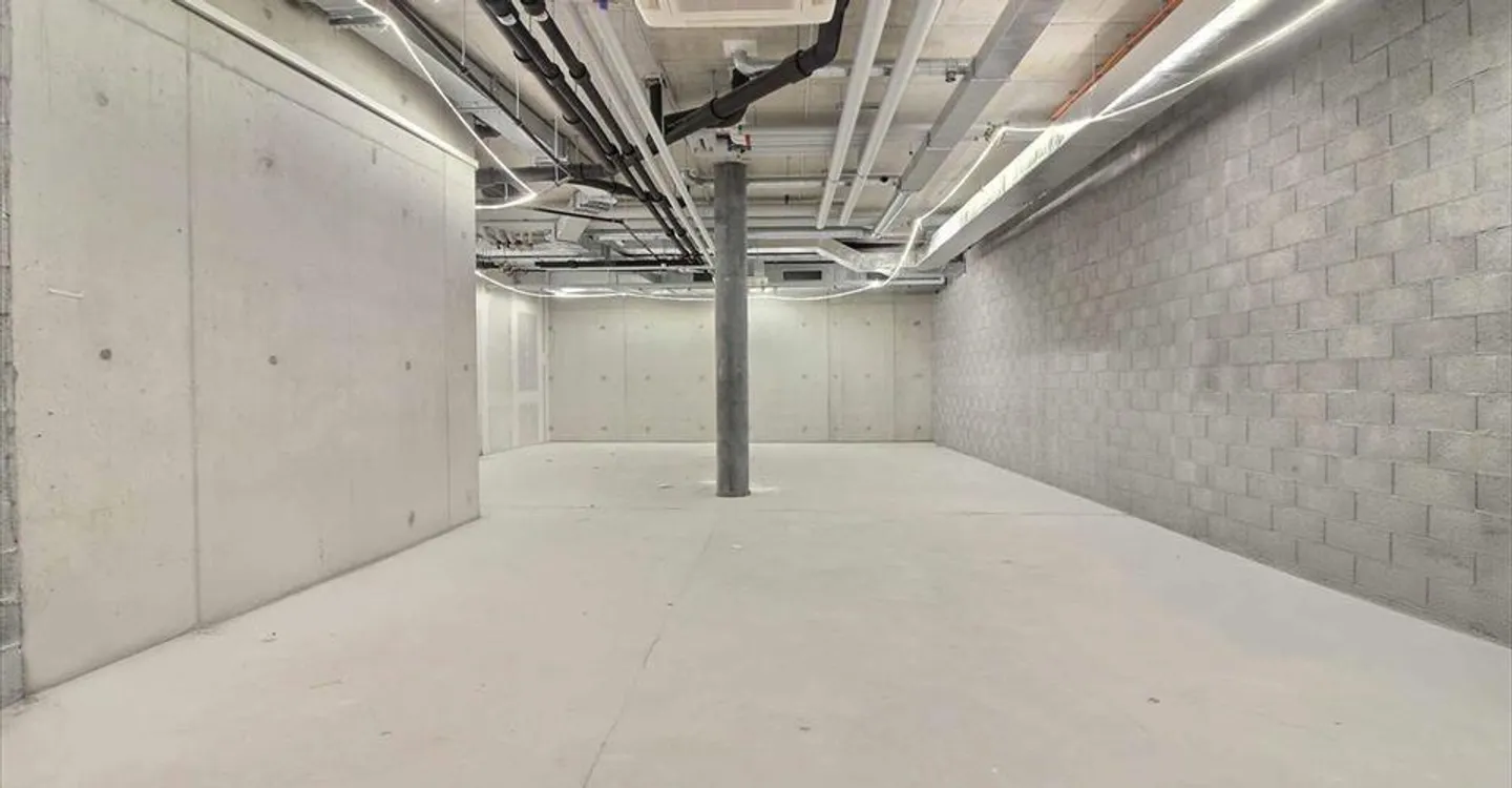 Mixed-use building for rent - Photo 1 of 7