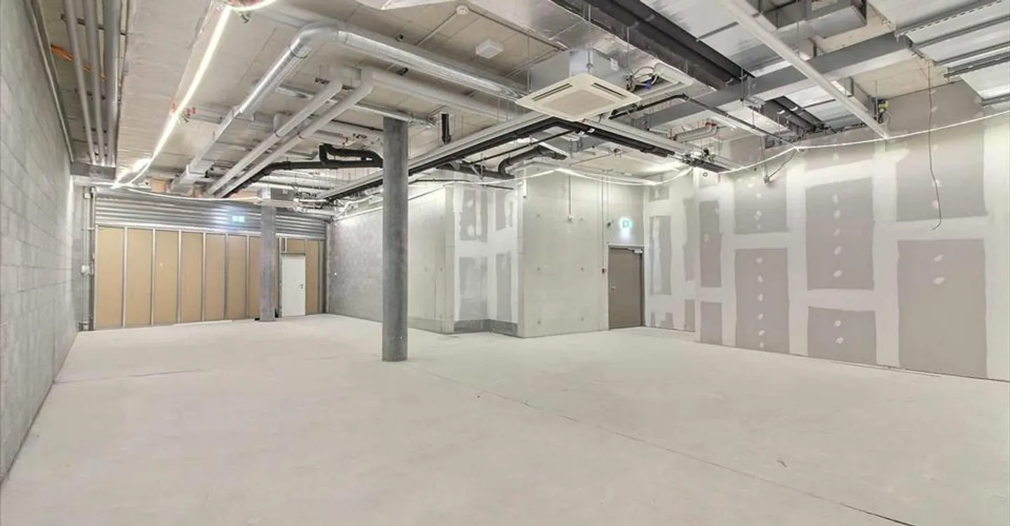 Mixed-use building for rent - Photo 5 of 7