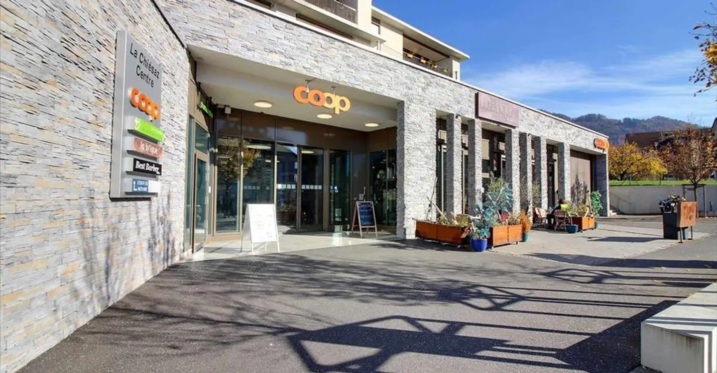 Mixed-use building for rent - Photo 6 of 7