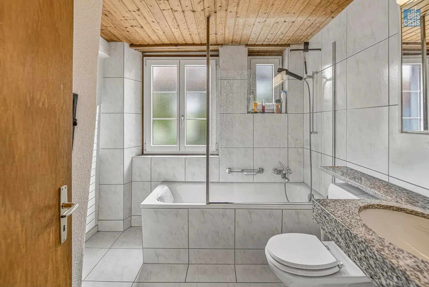 Modernes Mehrfamilienhaus in Russikon - Foto 13 von 22