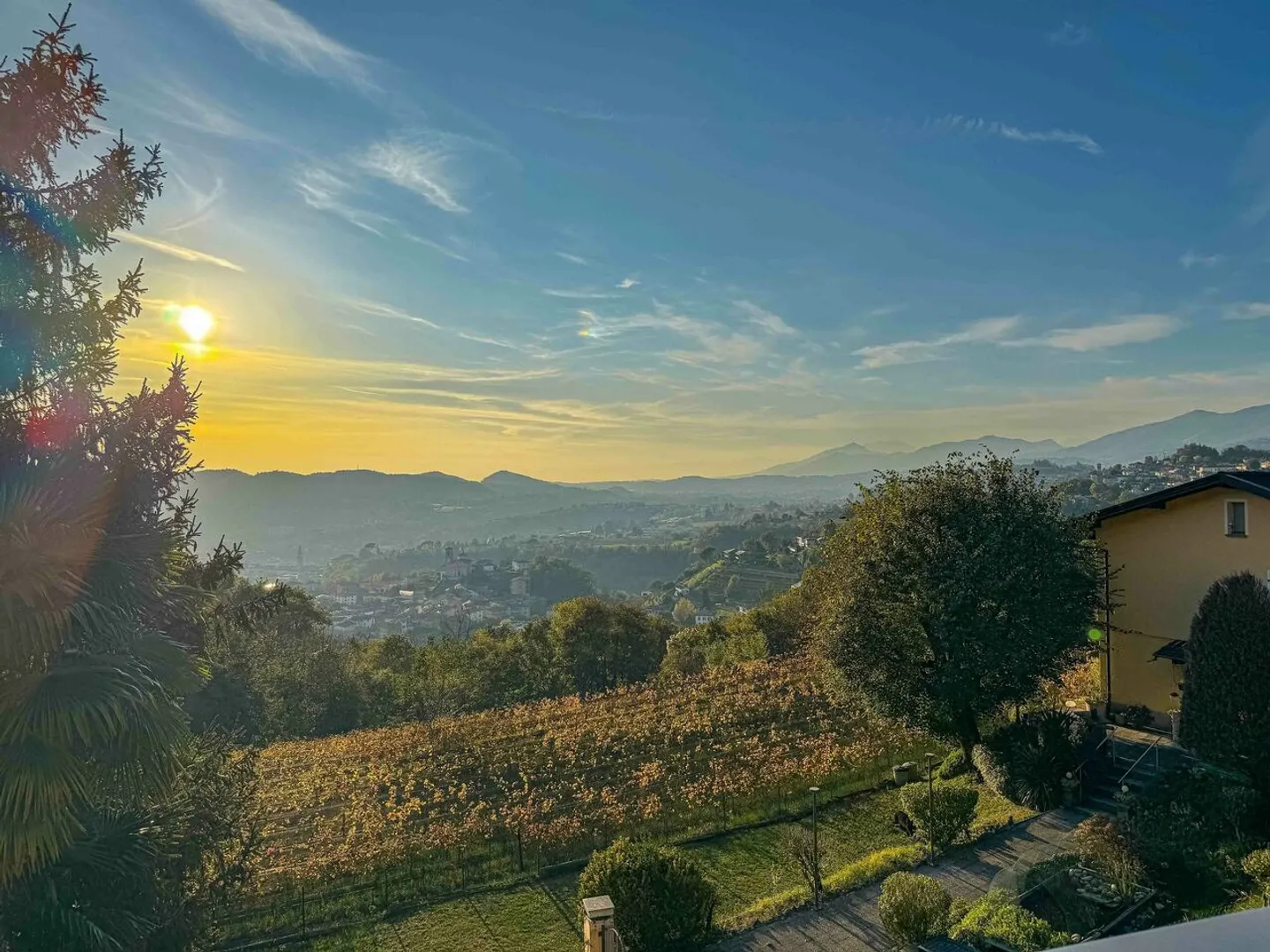 Villa con ampio giardino e vista aperta a Morbio Superiore - Foto 2 di 6