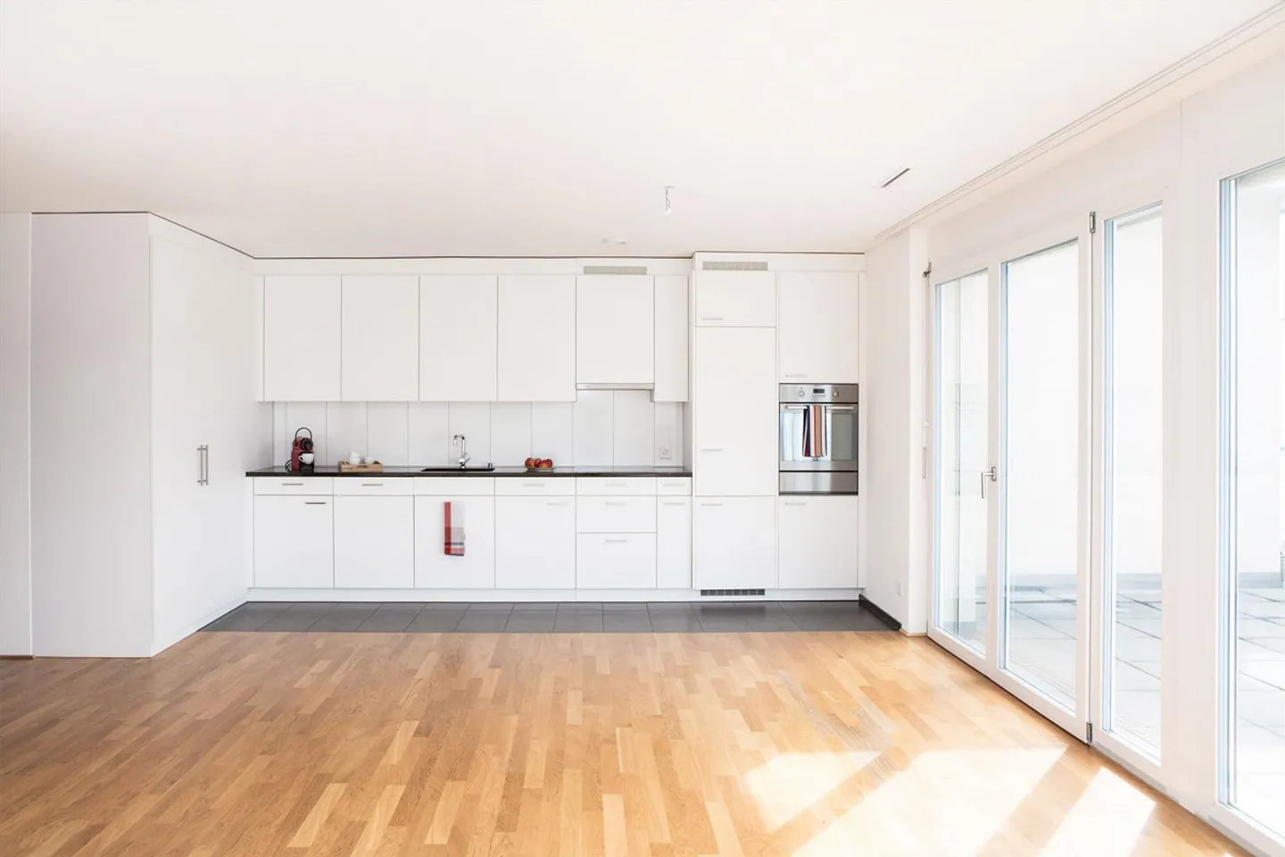 Appartamento moderno con grande balcone cerca nuovo inquilino! - Foto 3 di 8