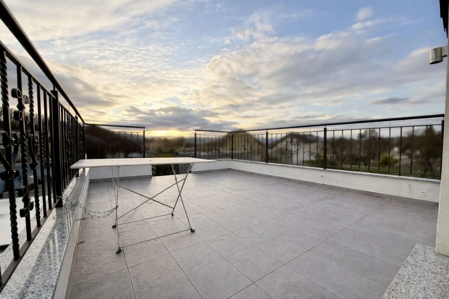 Reihenhaus auf 2 Ebenen mit 2 Wohnungen: 3,5 Zimmer im Erdgeschoss und 2,5 Zimmer im Untergeschoss - Foto 1 von 15