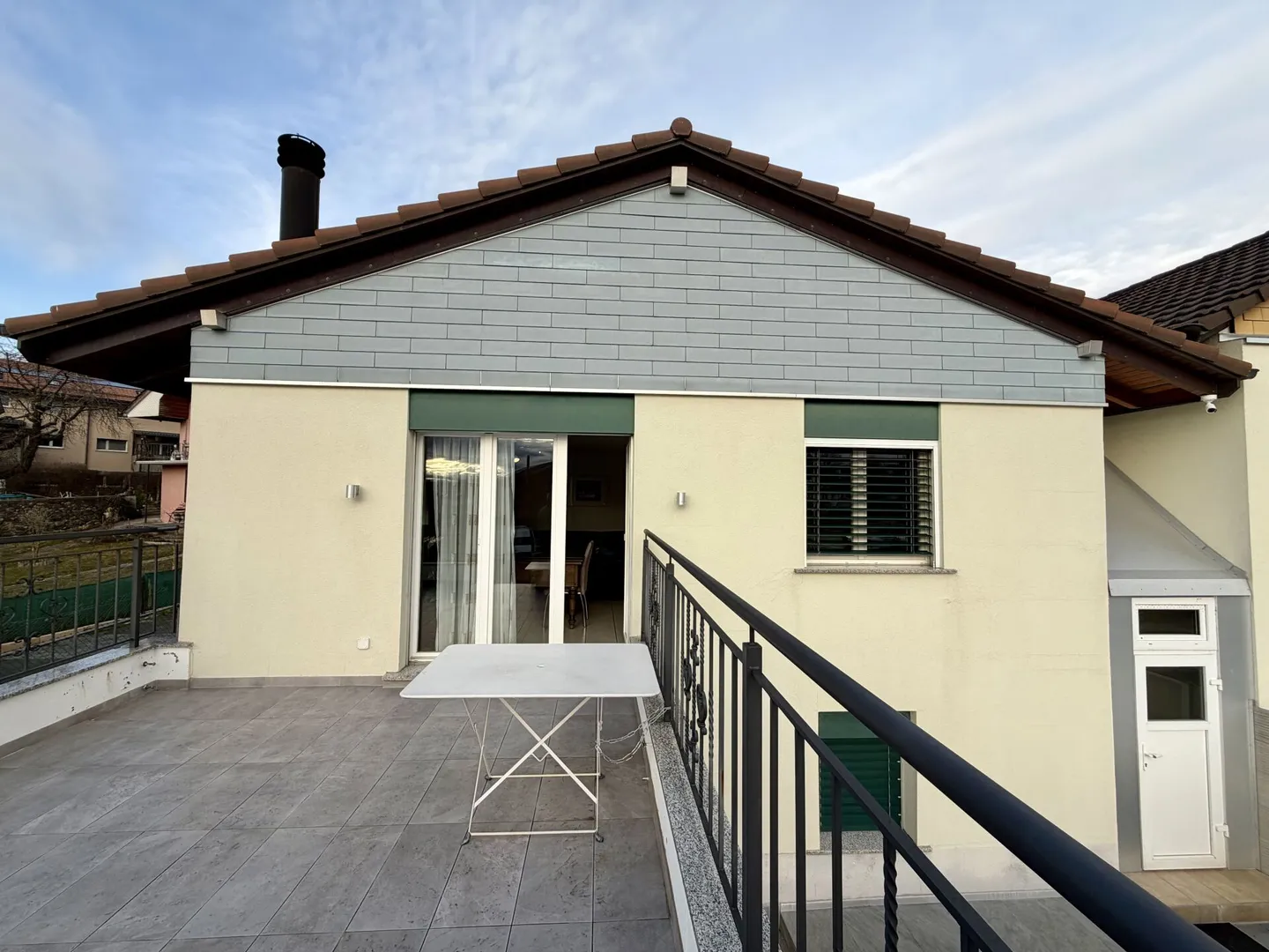 Reihenhaus auf 2 Ebenen mit 2 Wohnungen: 3,5 Zimmer im Erdgeschoss und 2,5 Zimmer im Untergeschoss - Foto 2 von 15