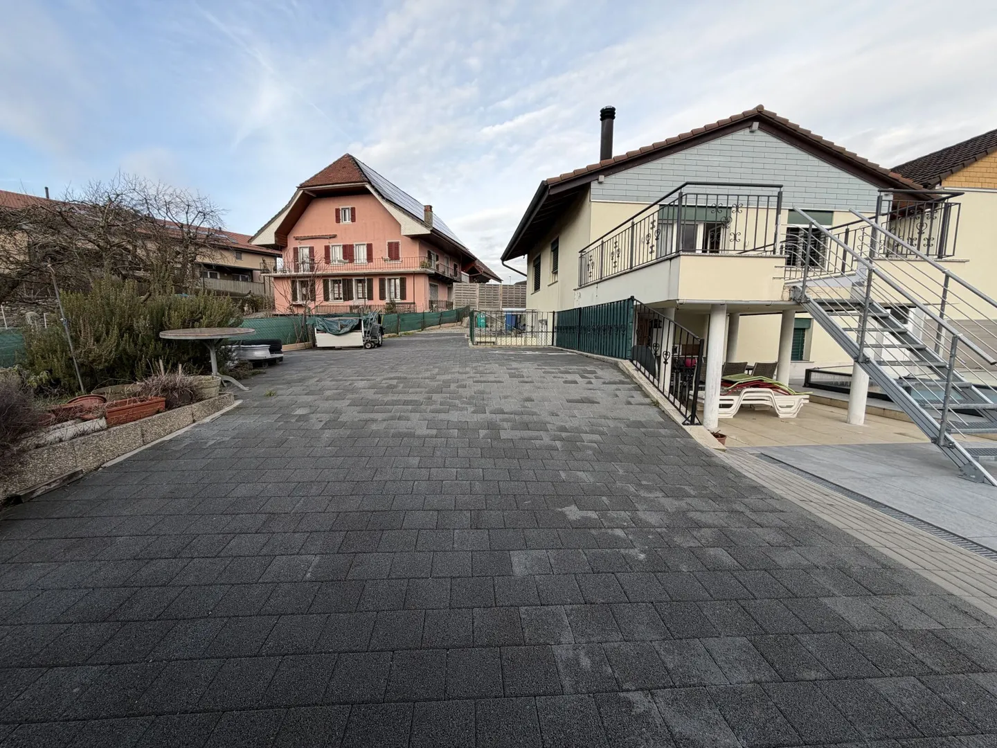 Reihenhaus auf 2 Ebenen mit 2 Wohnungen: 3,5 Zimmer im Erdgeschoss und 2,5 Zimmer im Untergeschoss - Foto 3 von 15