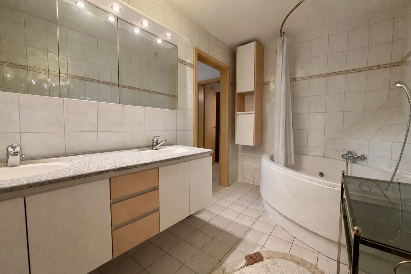 Reihenhaus auf 2 Ebenen mit 2 Wohnungen: 3,5 Zimmer im Erdgeschoss und 2,5 Zimmer im Untergeschoss - Foto 10 von 15