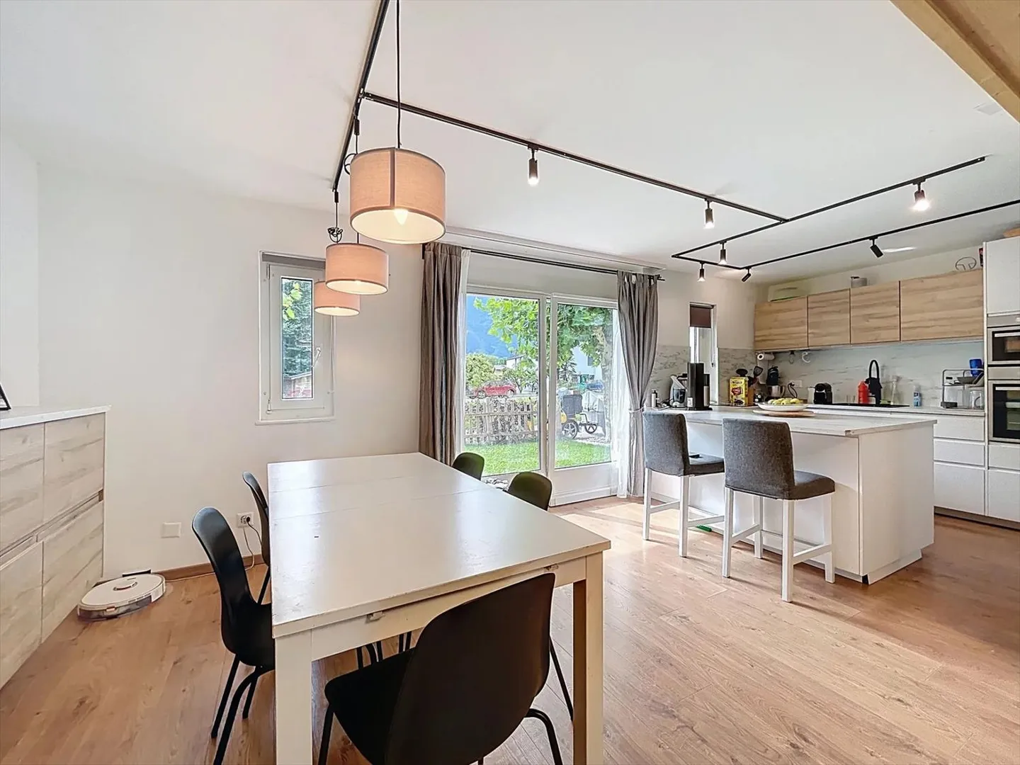 Bungalow a schiera affascinante con grande giardino - Foto 3 di 12