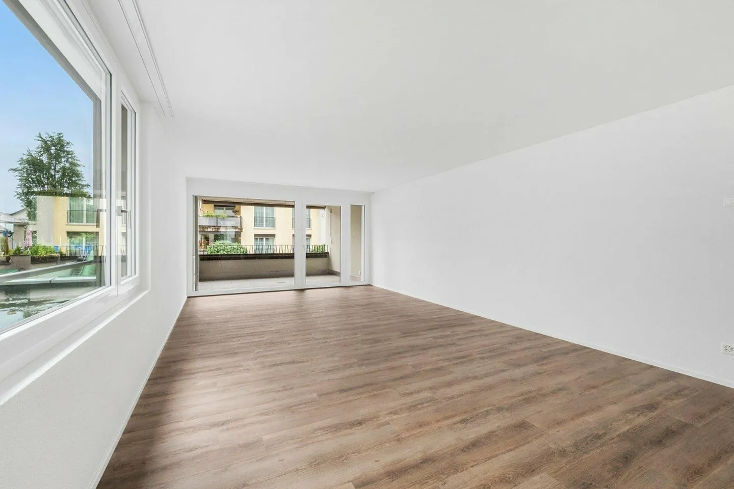 Vivre dans un bâtiment moderne inondé de lumière - Photo 2 sur 8