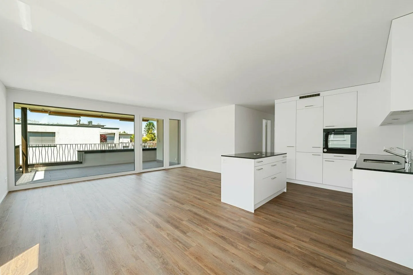 Vivre dans un bâtiment moderne inondé de lumière - Photo 3 sur 8