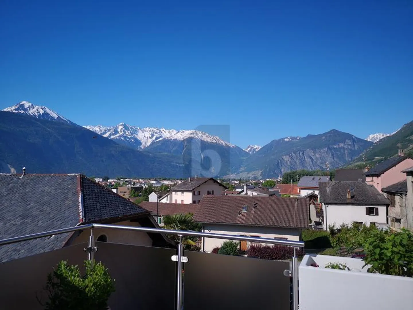UN QUADRO DI VITA APERTO SULLE MONTAGNE - Foto 1 di 6
