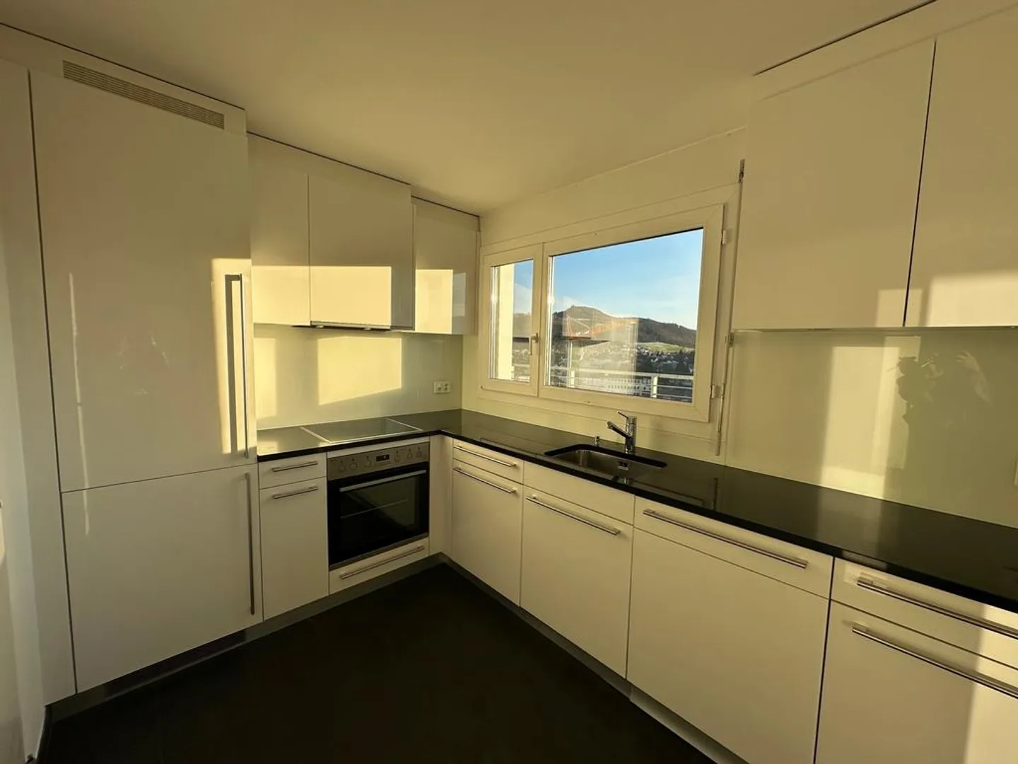 Appartamento mansardato luminoso con grande terrazza e vista - Foto 3 di 12