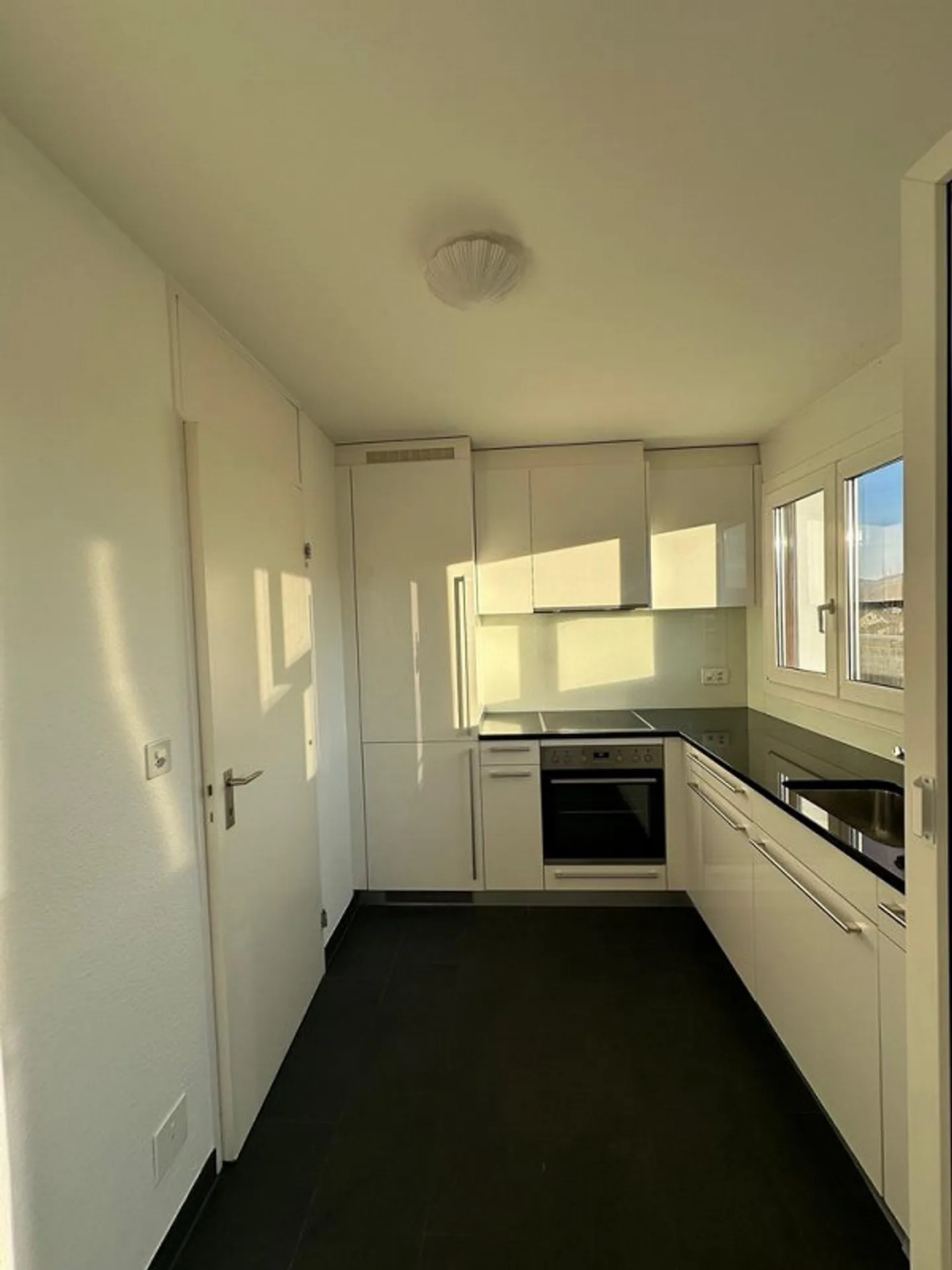 Appartamento mansardato luminoso con grande terrazza e vista - Foto 4 di 12