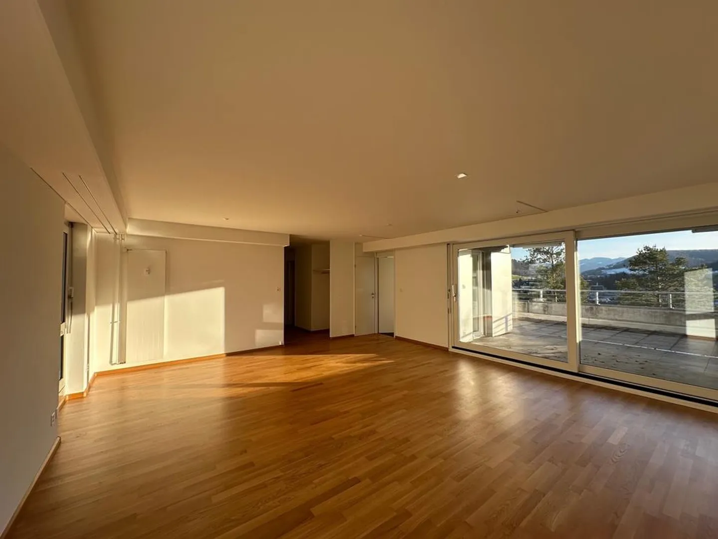 Appartamento mansardato luminoso con grande terrazza e vista - Foto 2 di 12