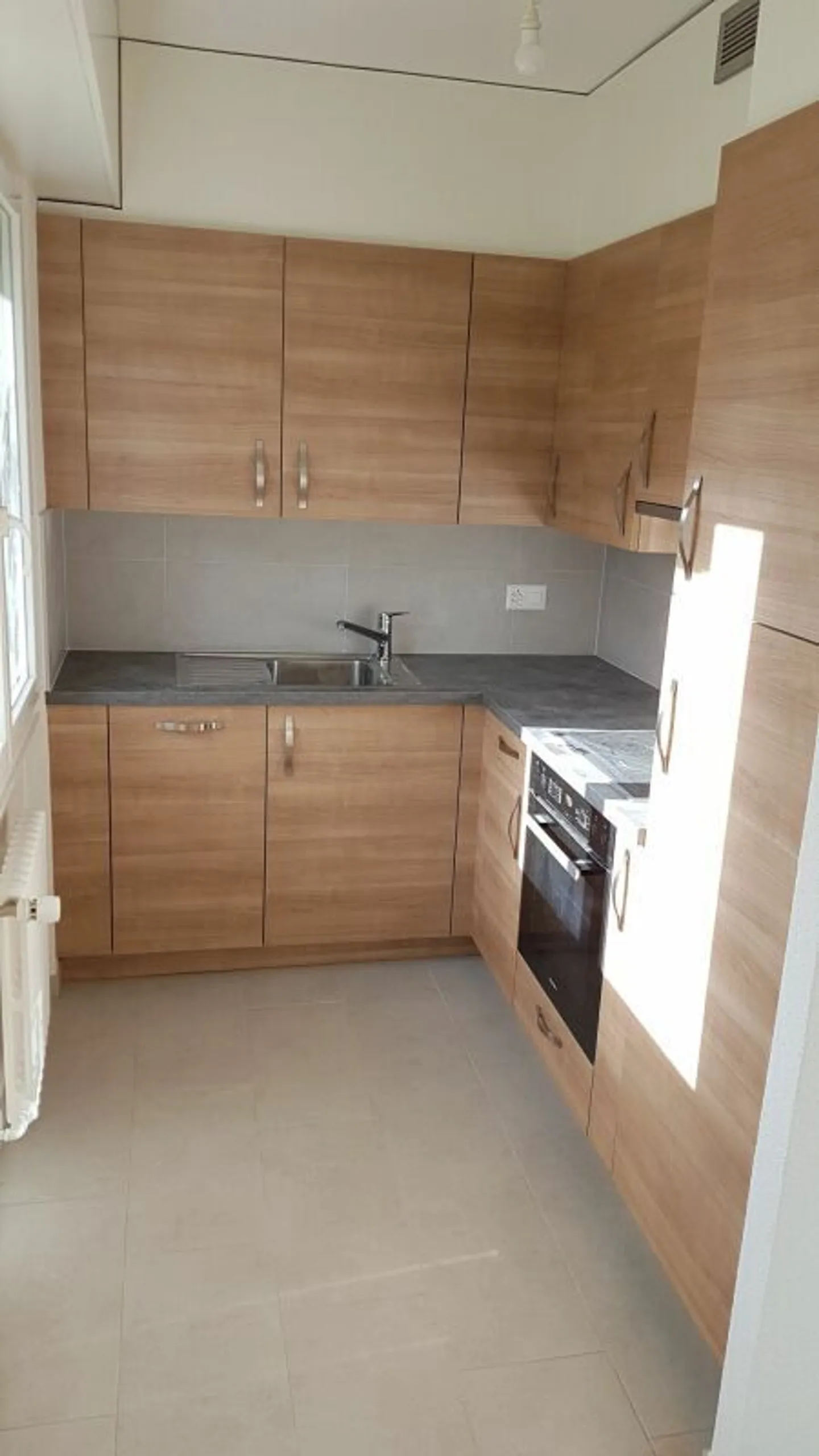 Bellissimo studio idealmente situato in un edificio vicino al lago! - Foto 1 di 8