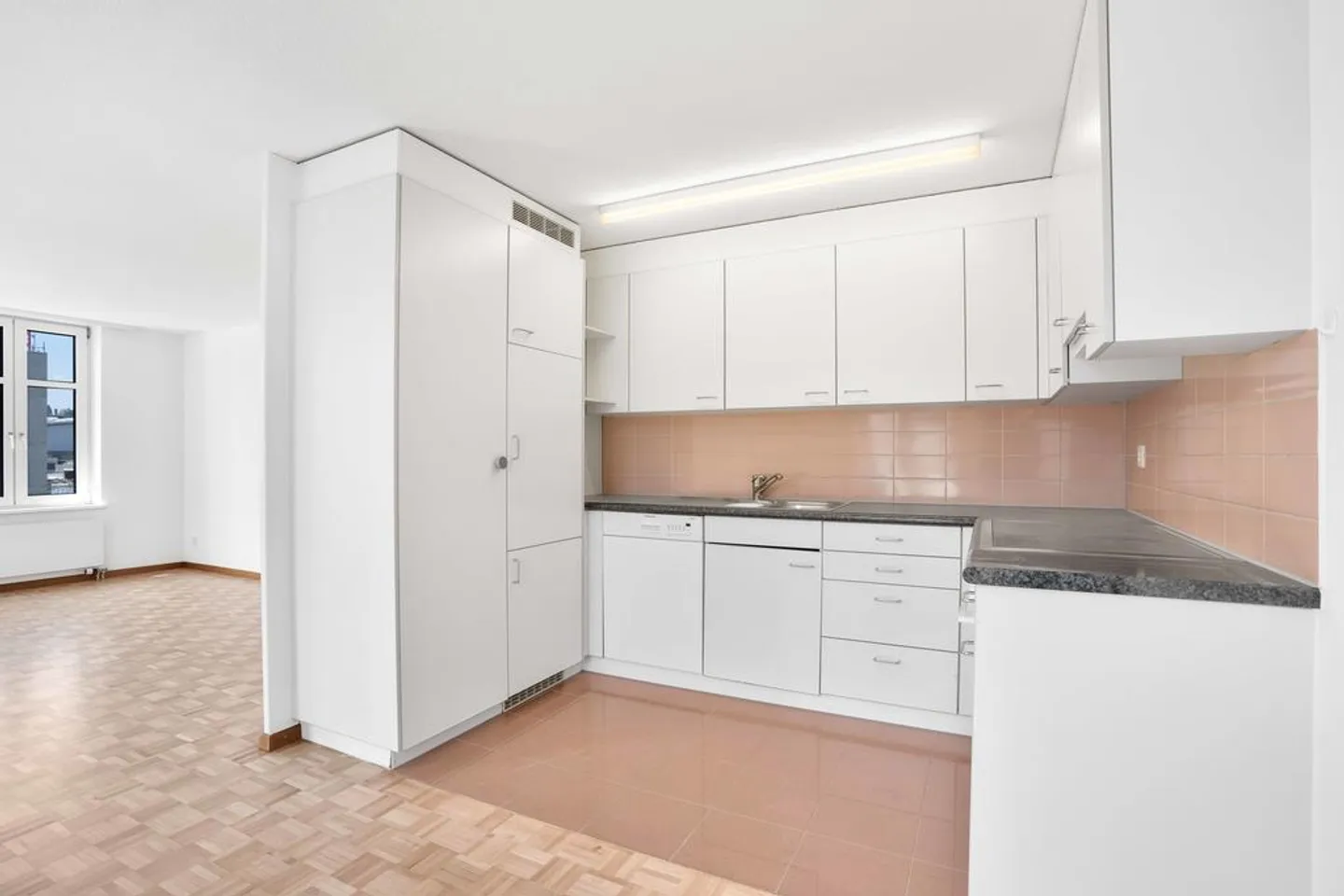 Charming apartment in a well-maintained multi-family house - Photo 2 of 8