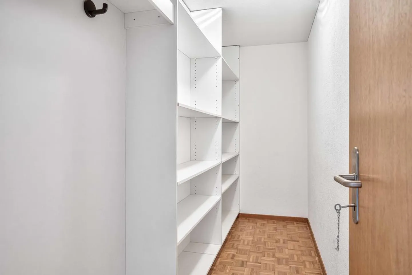 Charming apartment in a well-maintained multi-family house - Photo 7 of 8