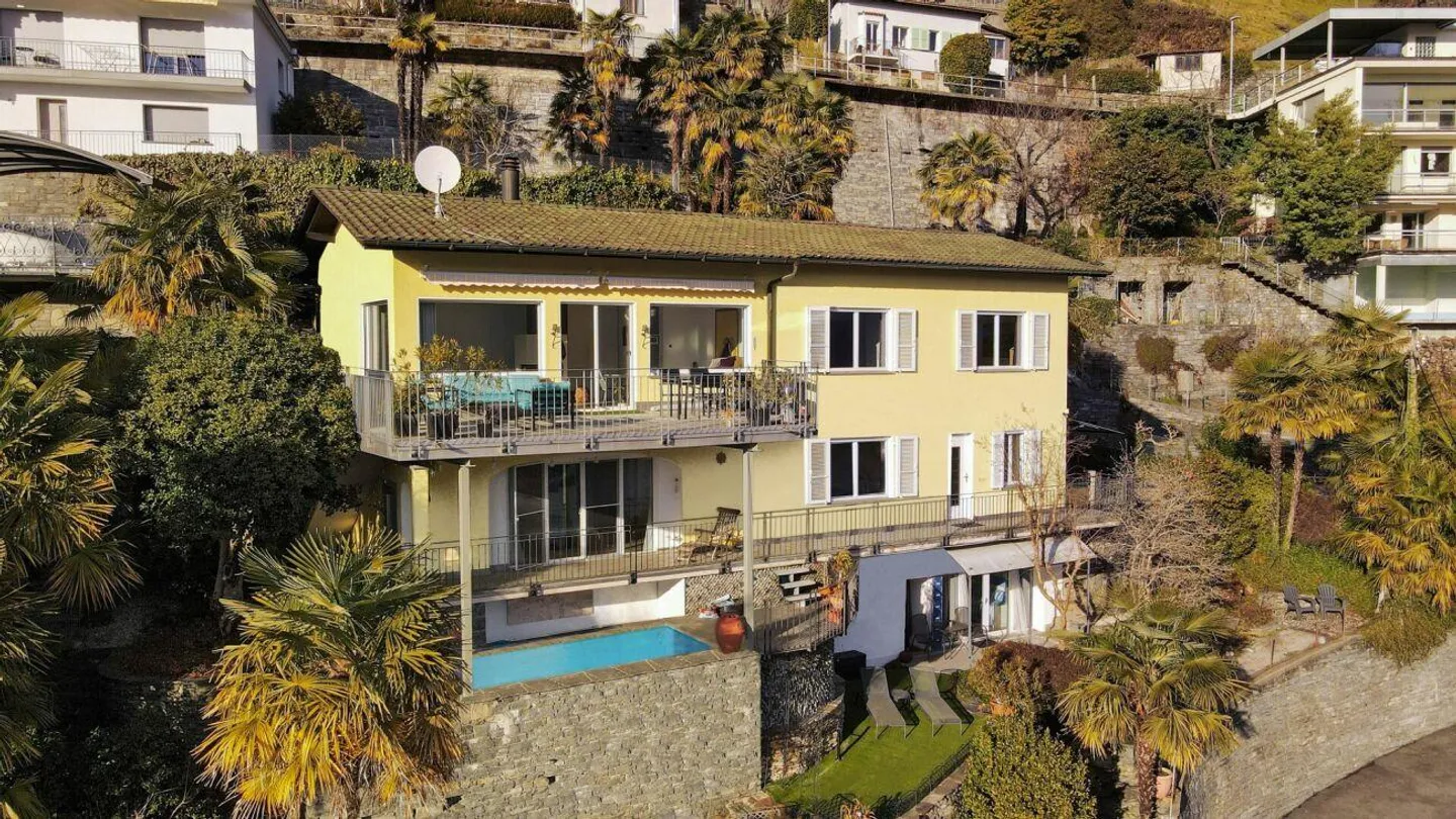 Minusio - Villa with 3 apartments and pool - Photo 1 of 17