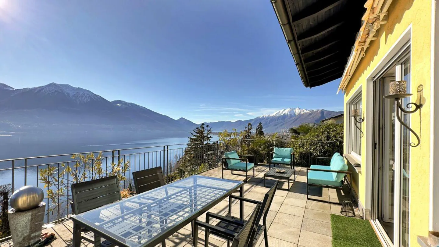 Minusio - Villa with 3 apartments and pool - Photo 2 of 17